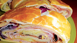 Závin s červenou cibulí