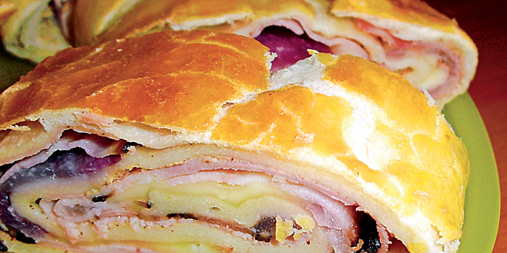 Závin s červenou cibulí