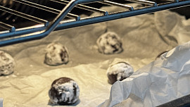 Čokoládové crinkles s bílým kabátkem