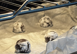 Čokoládové crinkles s bílým kabátkem