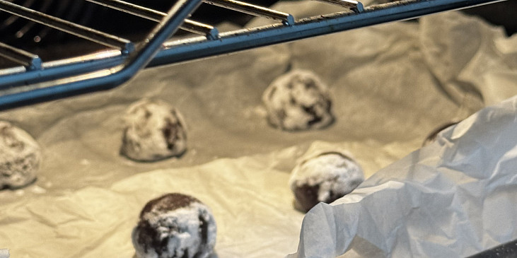 Čokoládové crinkles s bílým kabátkem