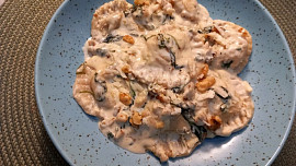 Girasoli s kozím sýrem, karamelizovanou cibulí a smetanovou omáčkou.