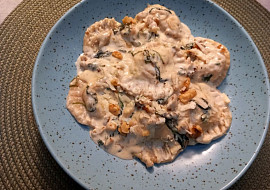 Girasoli s kozím sýrem, karamelizovanou cibulí a smetanovou omáčkou.