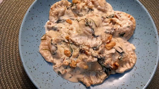 Girasoli s kozím sýrem, karamelizovanou cibulí a smetanovou omáčkou.