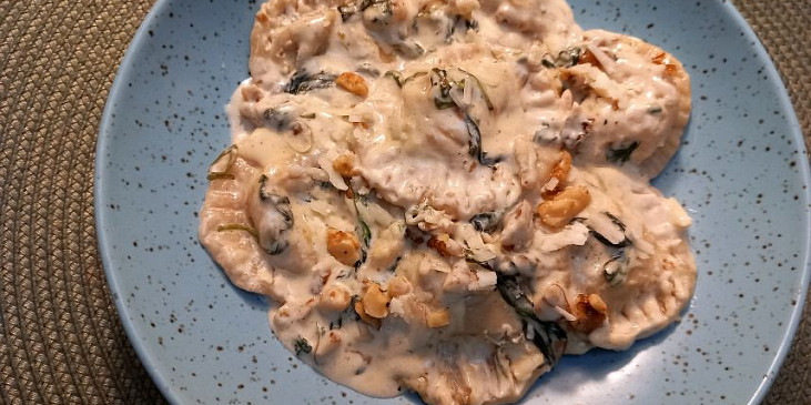 Girasoli s kozím sýrem, karamelizovanou cibulí a smetanovou omáčkou.