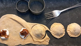 Girasoli s kozím sýrem, karamelizovanou cibulí a smetanovou omáčkou.