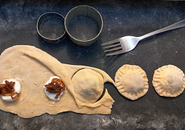 Girasoli s kozím sýrem, karamelizovanou cibulí a smetanovou omáčkou.