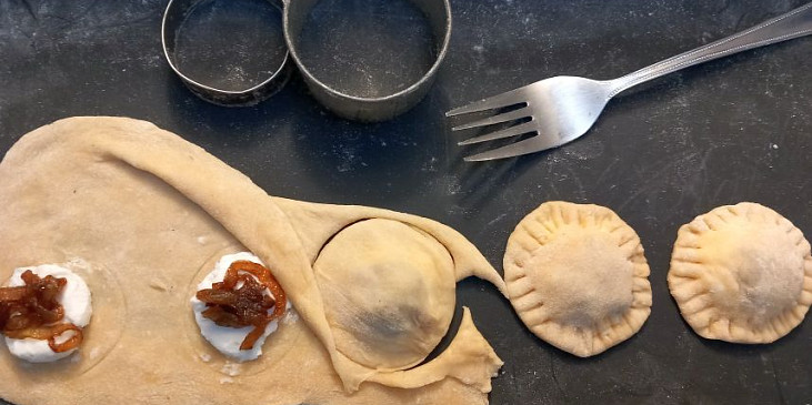 Girasoli s kozím sýrem, karamelizovanou cibulí a smetanovou omáčkou.