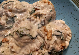 Girasoli s kozím sýrem, karamelizovanou cibulí a smetanovou omáčkou.