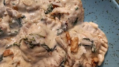 Girasoli s kozím sýrem, karamelizovanou cibulí a smetanovou omáčkou.