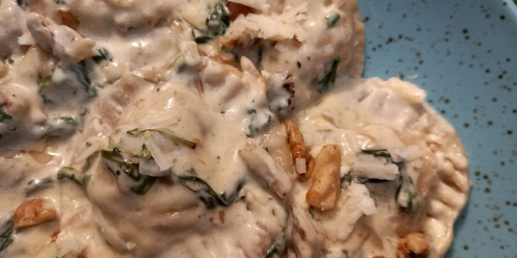 Girasoli s kozím sýrem, karamelizovanou cibulí a smetanovou omáčkou.