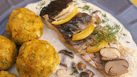 Kapr s houbovou omáčkou a kroupovými knedlíky