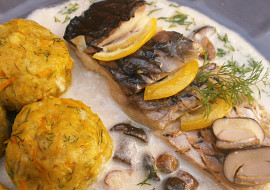 Kapr s houbovou omáčkou a kroupovými knedlíky