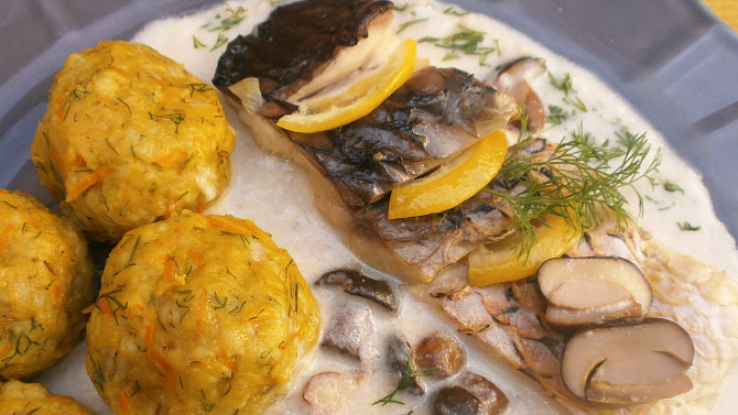 Kapr s houbovou omáčkou a kroupovými knedlíky