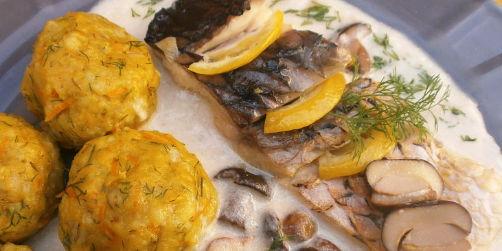 Kapr s houbovou omáčkou a kroupovými knedlíky