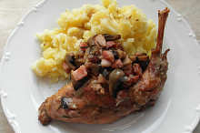 Králík na víně se žampiony