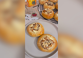 Kynuté koláčky s tvarohovou náplní a jablky