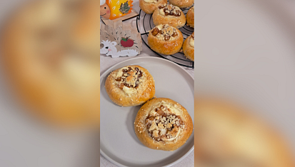 Kynuté koláčky s tvarohovou náplní a jablky