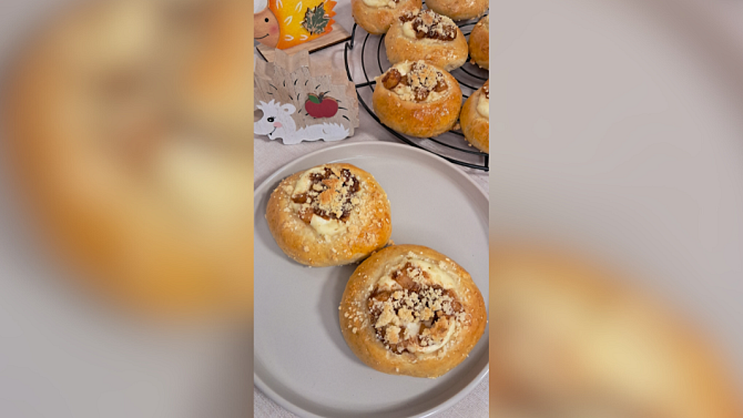 Kynuté koláčky s tvarohovou náplní a jablky