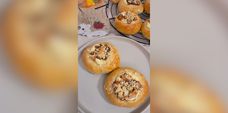 Kynuté koláčky s tvarohovou náplní a jablky