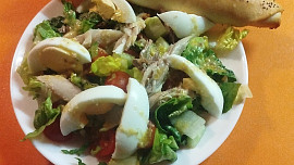 Salát s uzenou makrelou