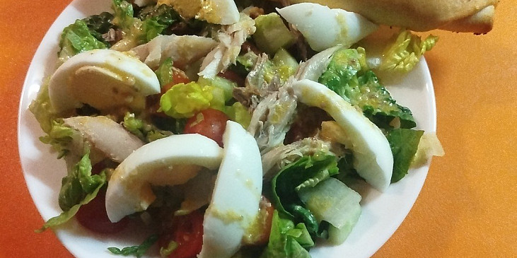 Salát s uzenou makrelou