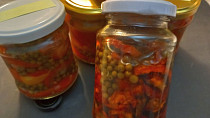 Sušená rajčata naložená v oleji se zeleným pepřem