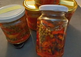 Sušená rajčata naložená v oleji se zeleným pepřem