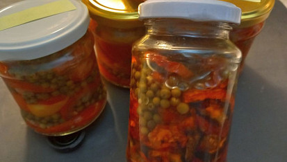 Sušená rajčata naložená v oleji se zeleným pepřem