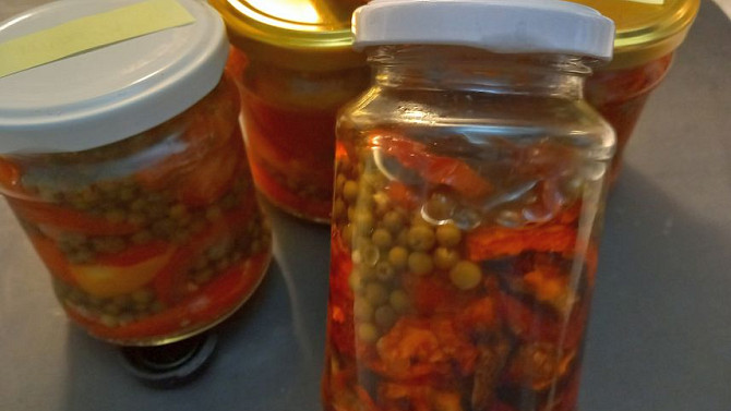 Sušená rajčata naložená v oleji se zeleným pepřem