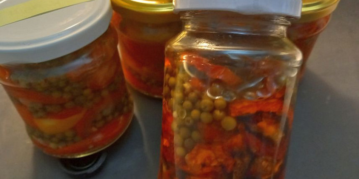 Sušená rajčata naložená v oleji se zeleným pepřem