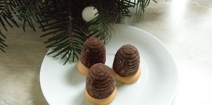 Vosí hnízda s ořechy (Vosí hnízda s ořechy)