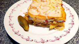 Zapečené brambory s gothajem, vařeným vejcem, sýrem a smetanou