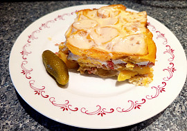 Zapečené brambory s gothajem, vařeným vejcem, sýrem a smetanou