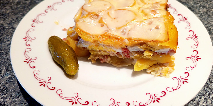 Zapečené brambory s gothajem, vařeným vejcem, sýrem a smetanou