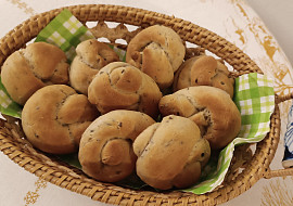 „Žitné“ rohlíky s omládkem (Rohlíčky nebo houstičky, mně z toho vždycky vyjdou uzlíky!)