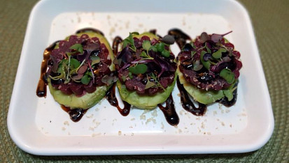 Avokádo s červenou řepou a fíkovým balsamico krémem