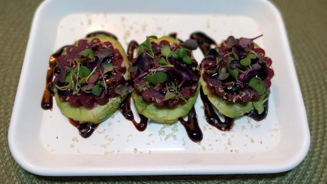 Avokádo s červenou řepou a fíkovým balsamico krémem