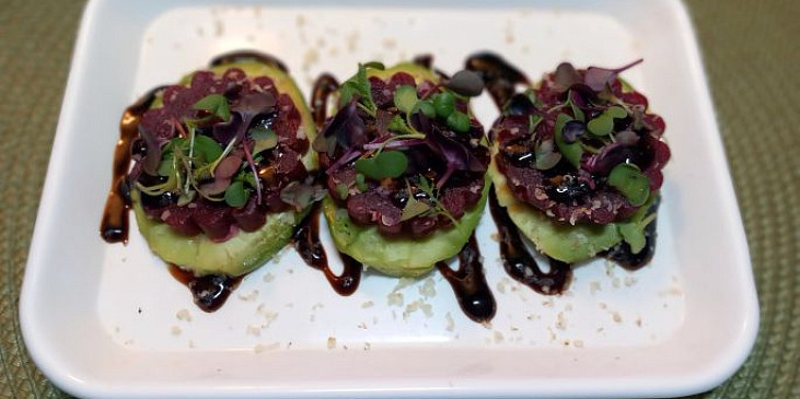 Avokádo s červenou řepou a fíkovým balsamico krémem
