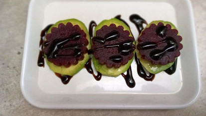 Avokádo s červenou řepou a fíkovým balsamico krémem