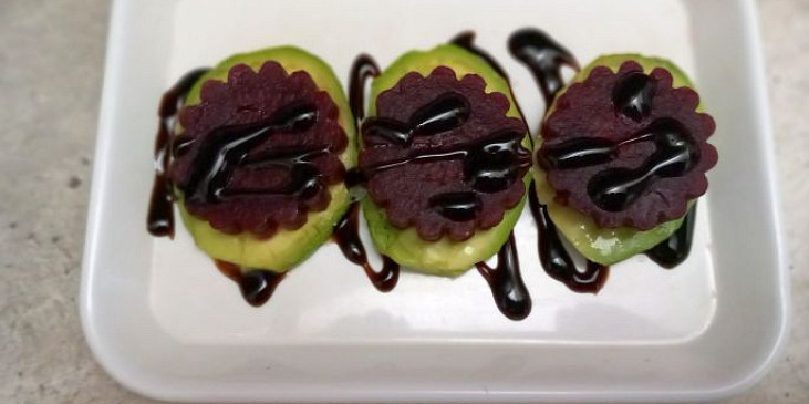 Avokádo s červenou řepou a fíkovým balsamico krémem