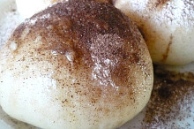 Nahoře posypáno jemnou granulovanou čokoládou, cukrem a přelité máslem.