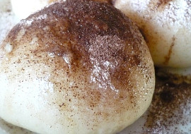 Buchty na páře (Nahoře posypáno jemnou granulovanou čokoládou, cukrem a přelité máslem.)