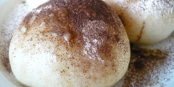 Buchty na páře (Nahoře posypáno jemnou granulovanou čokoládou,…)