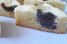 Nahoře jen tvarohová hmota a nastřídačku povidla s makovou náplní, bez těsta.