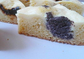 Frgálová  buchta (Nahoře jen tvarohová hmota a nastřídačku povidla s makovou náplní, bez těsta.)