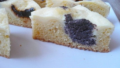 Frgálová  buchta, Nahoře jen tvarohová hmota a nastřídačku povidla s makovou náplní, bez těsta.