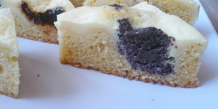 Frgálová  buchta (Nahoře jen tvarohová hmota a nastřídačku povidla…)