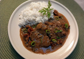 Hovězí plátky na sušených rajčatech a zeleném pepři