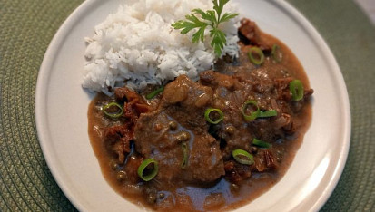 Hovězí plátky na sušených rajčatech a zeleném pepři